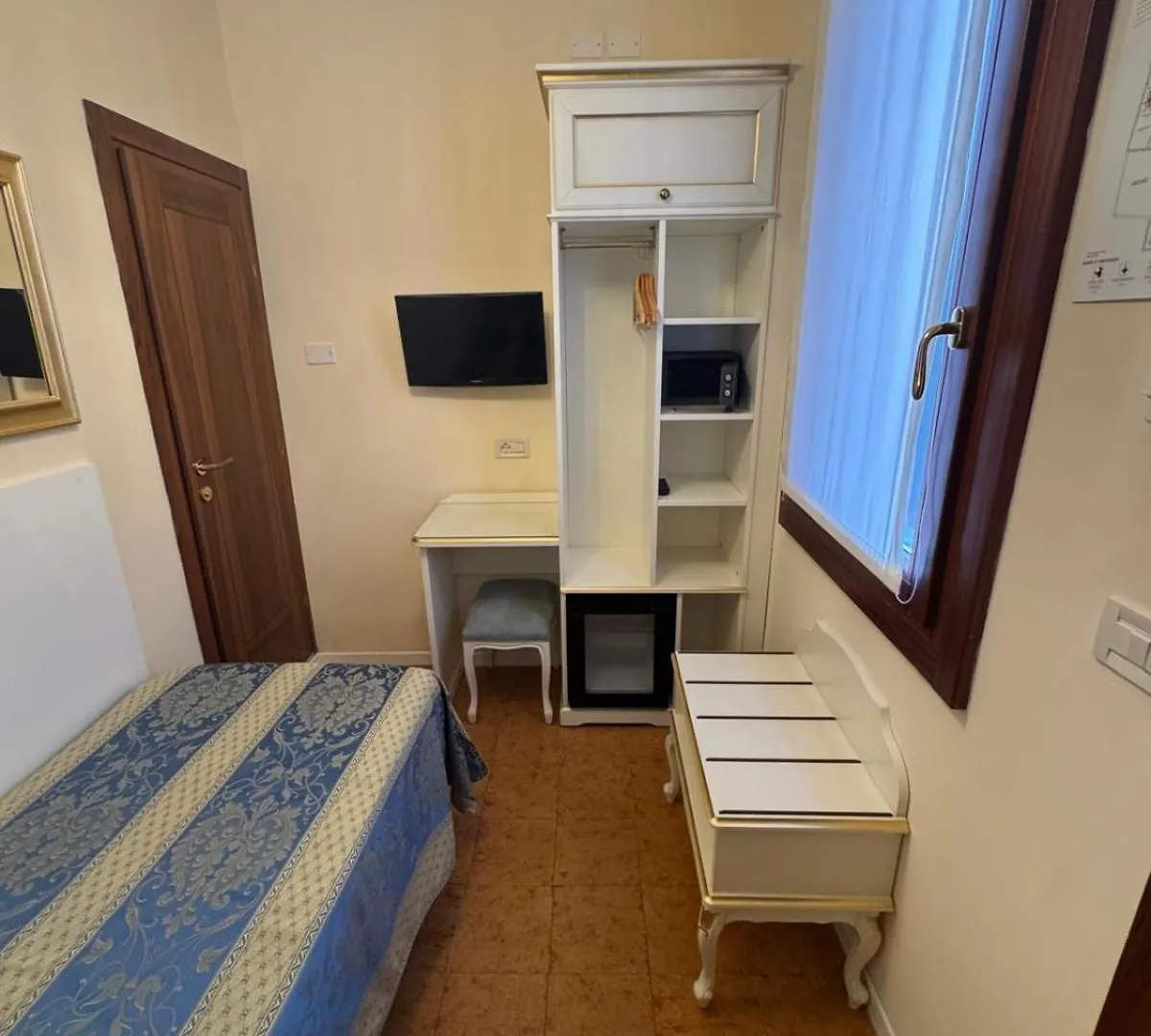 Hotel Tivoli Venice 2*,  Italy