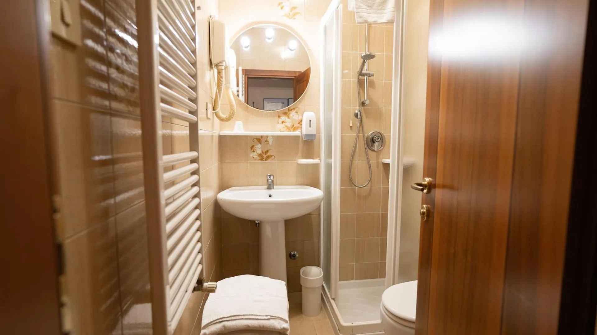 Hotel Tivoli Βενετία 2*,